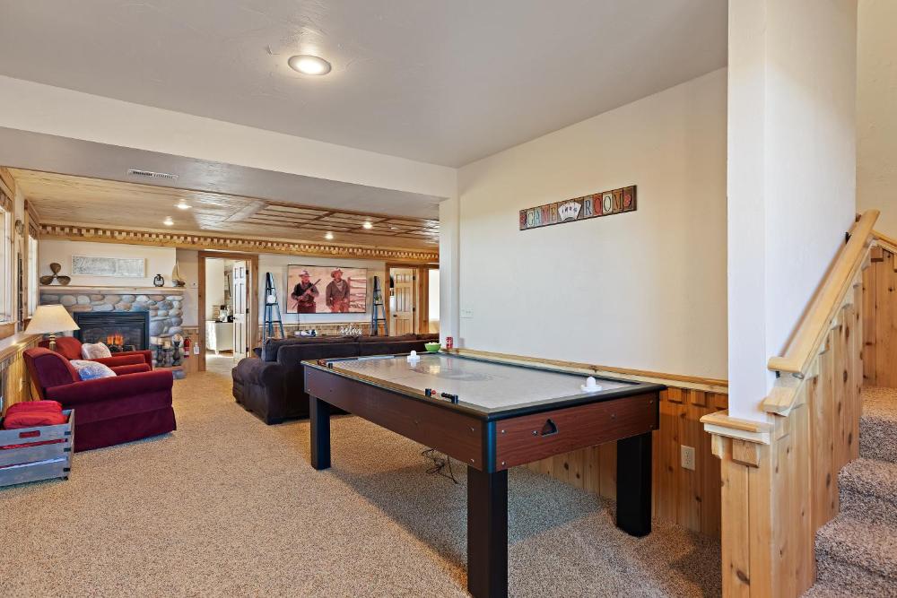 Hint of Heaven by KABINO HotTub Air Hockey Firepit Fishing Trails Yellowstone Free WiFi